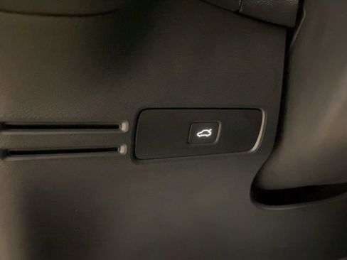 Used 2025 Volvo XC40 B5 Plus image 36