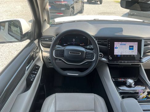 Used 2022 Jeep Wagoneer Series II RWD image 11