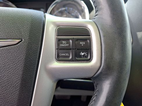 Used 2014 Chrysler Town & Country Touring FWD image 18