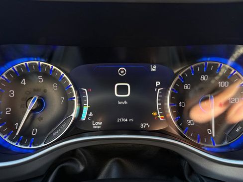 Used 2025 Chrysler Pacifica Select image 12