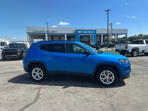 Used 2024 Jeep Compass Latitude AWD/4WD image 2