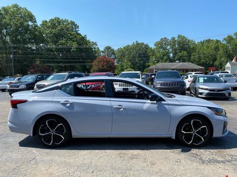 Used 2023 Nissan Altima 2.5 SR w/ SR Premium Package FWD image 4