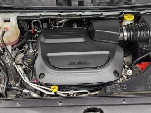 Used 2023 Chrysler Pacifica Touring-L FWD image 32
