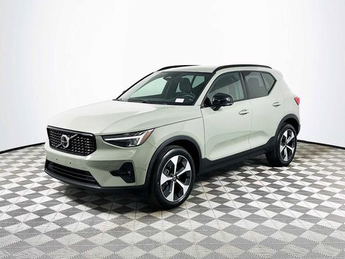 Used 2024 Volvo XC40 B5 Plus w/ Protection Package Premier image 3