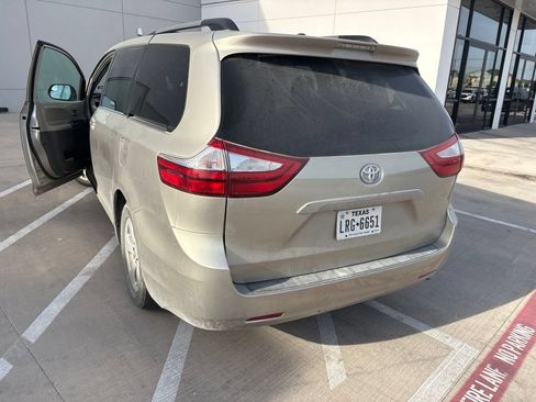 Used 2017 Toyota Sienna LE FWD image 3