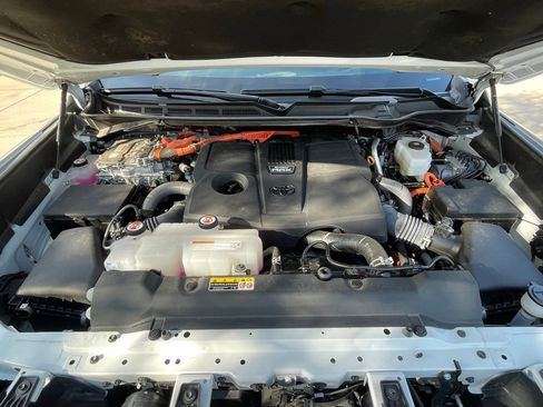 Used 2025 Toyota Sequoia Platinum AWD/4WD image 25