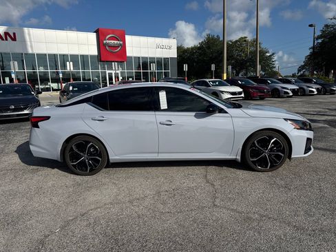 Used 2024 Nissan Altima 2.5 SR w/ SR Premium Package FWD image 9