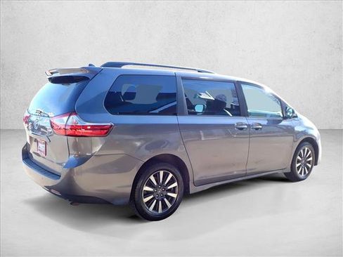 Used 2018 Toyota Sienna XLE Premium image 4