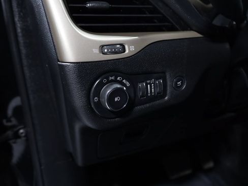Used 2018 Jeep Cherokee Limited AWD/4WD image 21