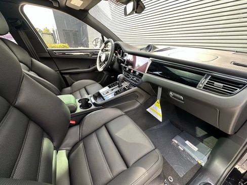 Used 2026 Porsche Macan AWD/4WD image 38