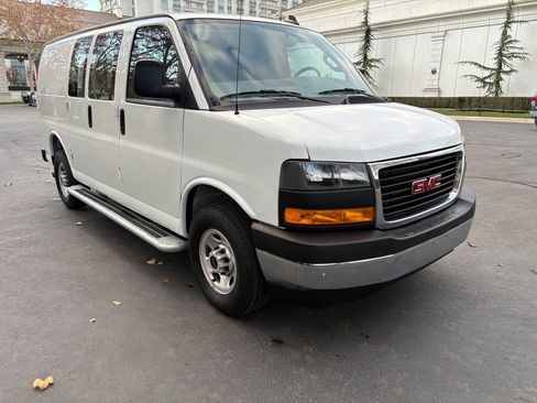 Used 2024 GMC Savana 2500 w/ Driver Convenience Package image 5