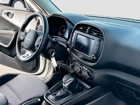 Used 2023 Kia Soul LX image 5