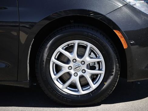 Used 2022 Chrysler Voyager LX image 9