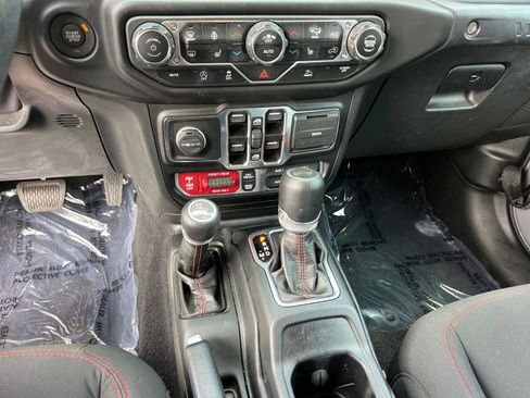 Used 2023 Jeep Wrangler Unlimited Rubicon w/ Cold Weather Group AWD/4WD image 33