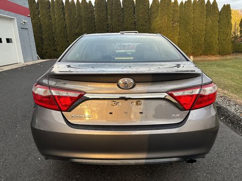 Used 2017 Toyota Camry SE image 4