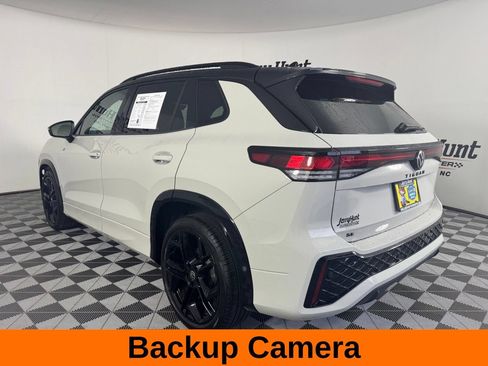 Used 2025 Volkswagen Tiguan SE R-Line FWD image 10