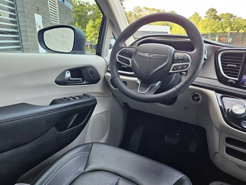 Used 2023 Chrysler Pacifica Touring-L FWD image 9