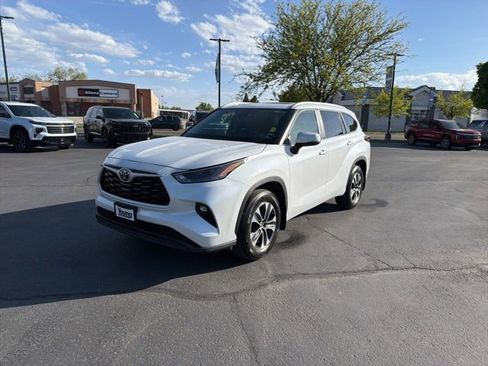 Used 2025 Toyota Highlander XLE AWD/4WD image 3