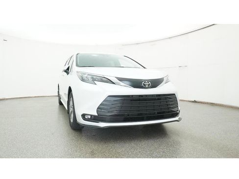 New 2026 Toyota Sienna XLE image 30