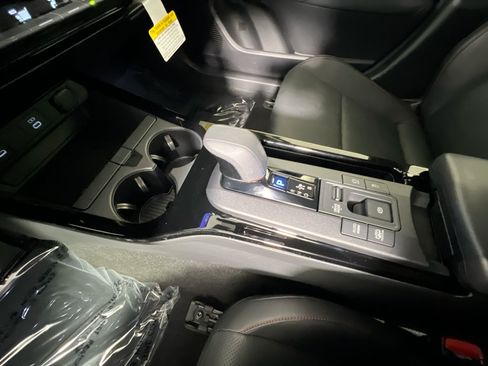 Used 2025 Toyota Prius Plug-In Hybrid FWD image 24