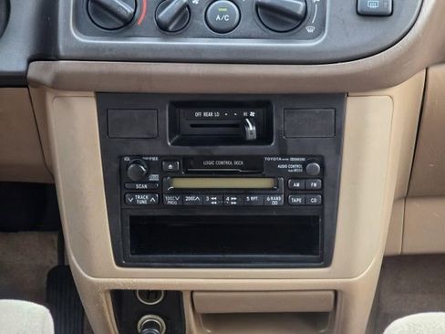 Used 1998 Toyota Sienna CE image 19