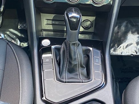 Certified 2023 Volkswagen Taos SE w/ Panoramic Sunroof Package image 11