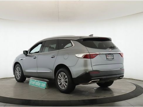 Used 2023 Buick Enclave Essence image 8