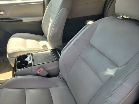 Used 2015 Toyota Sienna XLE FWD image 11