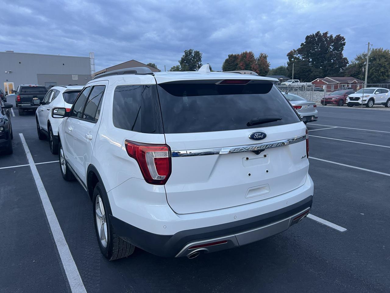 Used 2017 Ford Explorer XLT AWD/4WD image 3