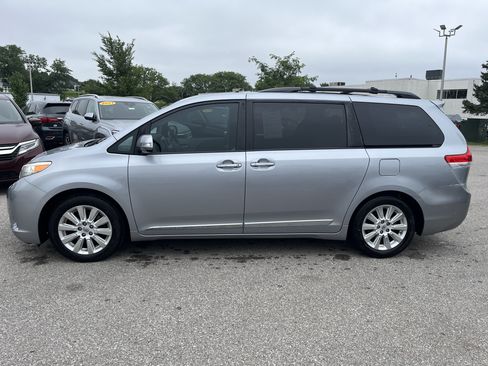 Used 2014 Toyota Sienna Limited w/ Limited Premium Package FWD image 7