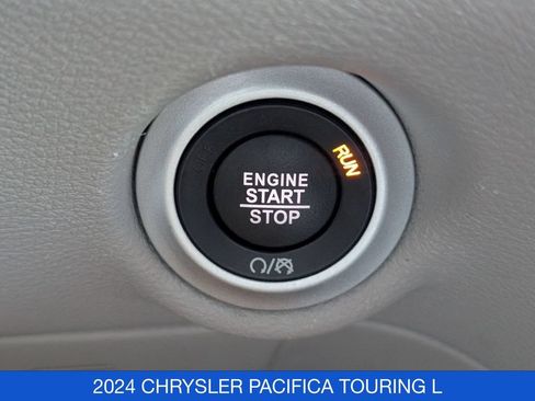 Used 2024 Chrysler Pacifica Touring-L FWD image 27