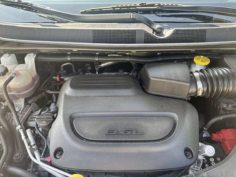 Used 2024 Chrysler Pacifica Touring-L FWD image 30