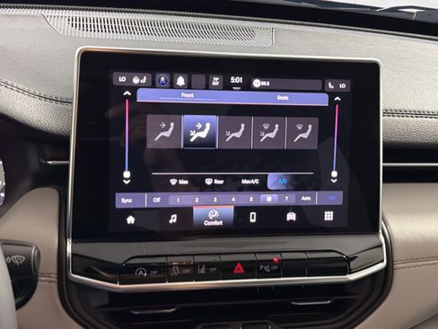 Used 2024 Jeep Compass Limited w/ Sun and Sound Group AWD/4WD image 19