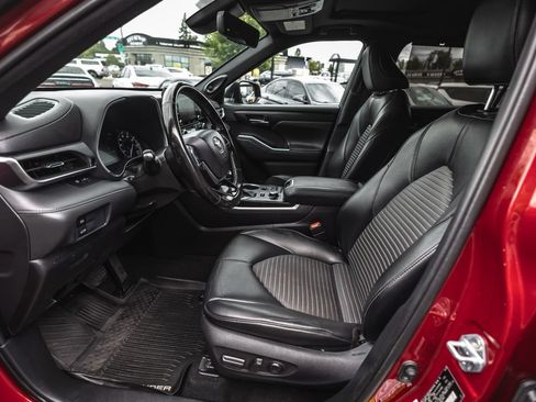 Used 2021 Toyota Highlander XSE AWD/4WD image 18
