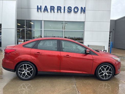 Used 2018 Ford Focus SE w/ SE Appearance Package FWD image 4
