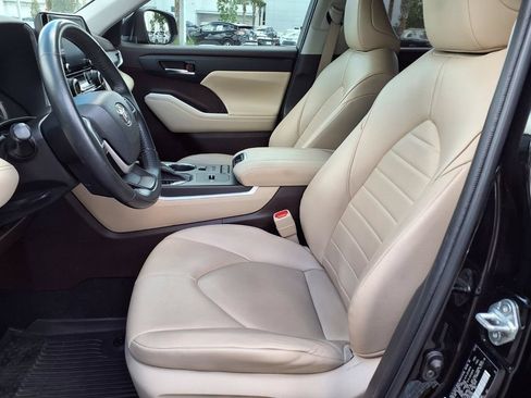 Used 2022 Toyota Highlander XLE FWD image 26