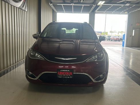 Used 2018 Chrysler Pacifica Limited w/ Tire & Wheel Group FWD image 2