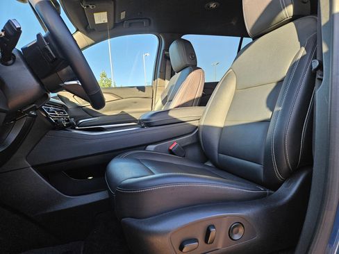 Used 2025 Chevrolet Traverse LT AWD/4WD image 15