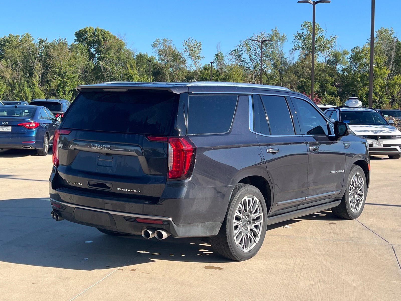 Used 2023 GMC Yukon Denali Ultimate AWD/4WD image 11