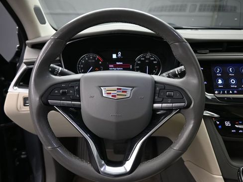 Used 2021 Cadillac XT6 Premium Luxury FWD image 2