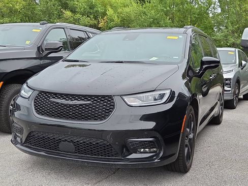 Used 2025 Chrysler Pacifica Limited FWD image 2