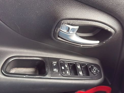 Used 2016 Jeep Renegade Limited image 22