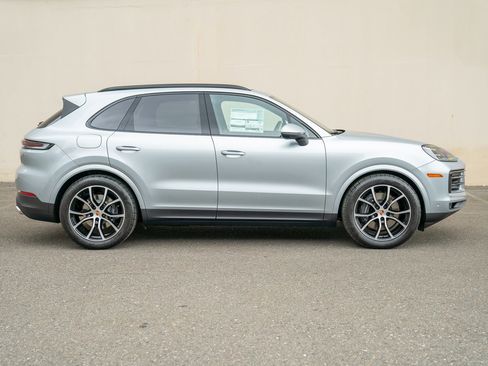 Certified 2025 Porsche Cayenne AWD/4WD image 8