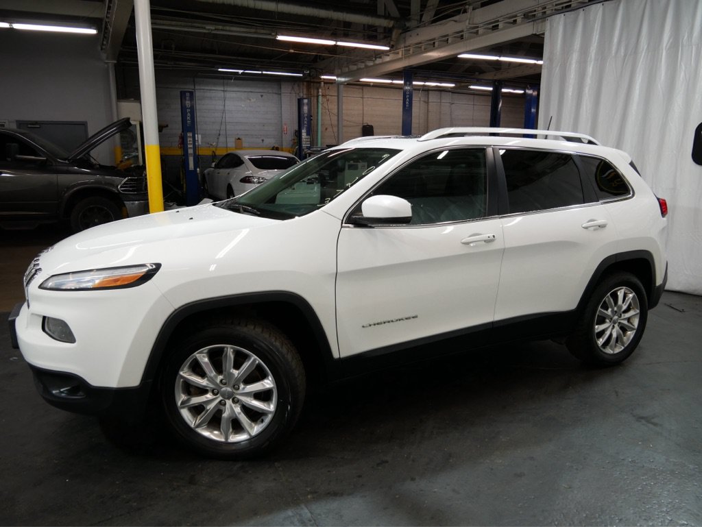 Used 2019 Jeep Cherokee Latitude Plus w/ Comfort/Convenience Group AWD/4WD image 44