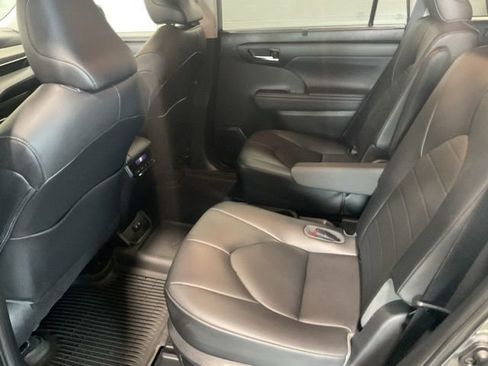 Used 2020 Toyota Highlander XLE image 19