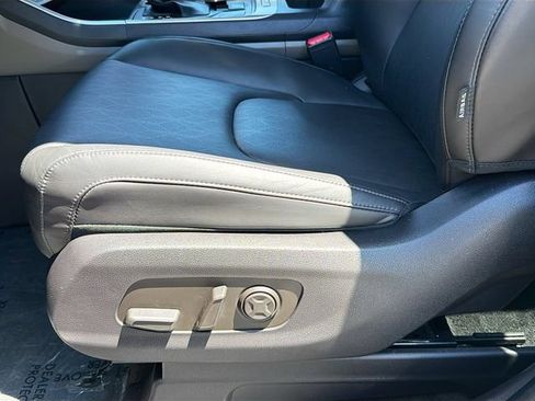 Used 2025 Kia Carnival FWD image 19