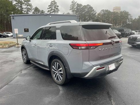 Certified 2022 Nissan Pathfinder Platinum w/ Cargo Package image 10