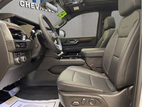 Used 2025 GMC Yukon Denali w/ Sun & Power Step Package AWD/4WD image 15