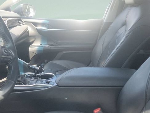 Used 2018 Toyota Camry XLE FWD image 9