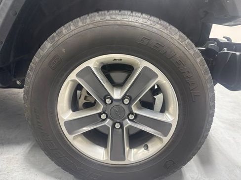 Used 2020 Jeep Wrangler Unlimited Sahara AWD/4WD image 4